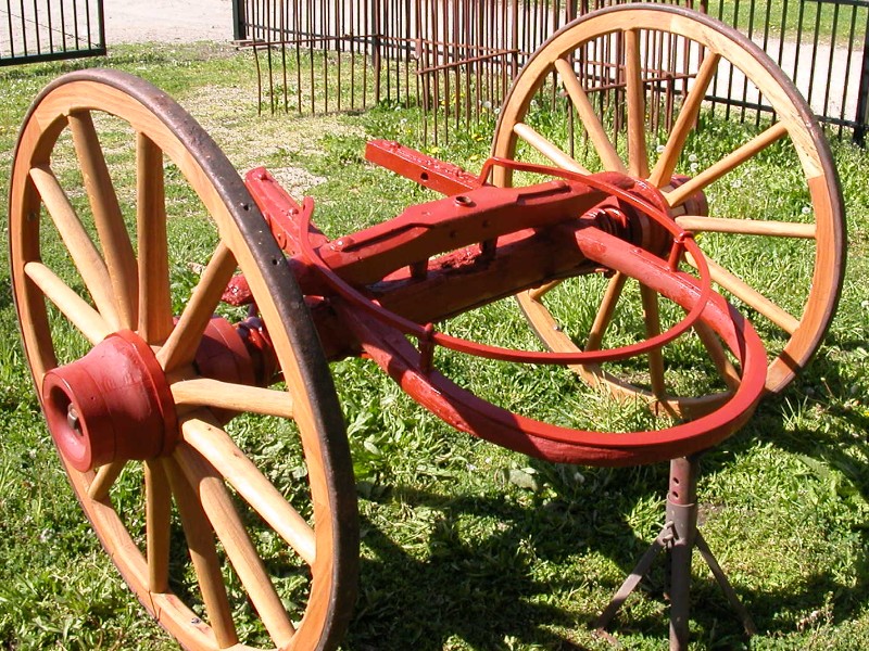 Front axel and wheels are restored in 2007.