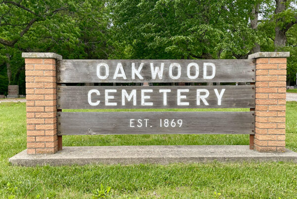 Sign at the entrance of Oakwood Cemetery.